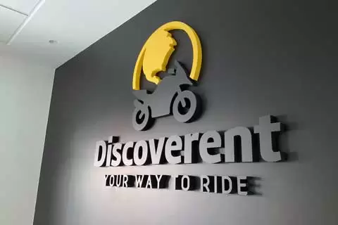 Logo installato su parete ufficio Discoverent