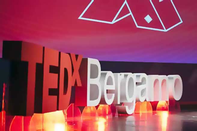 Lettere in polistirolo appese con fili di nylon TEDx Bergamo