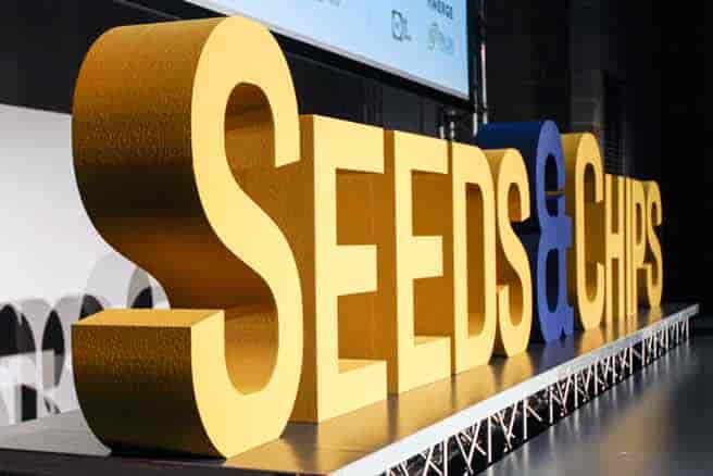 Lettere posizionate sul palco della fiera Seed&Chips