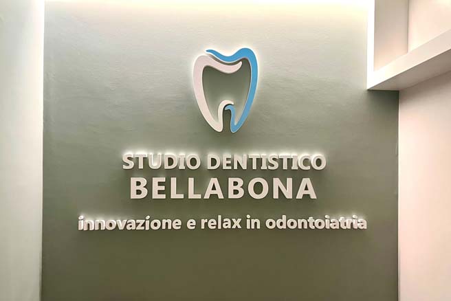 Scritta installata sulla parete della sala d'attesa dello studio dentistico Bellabona