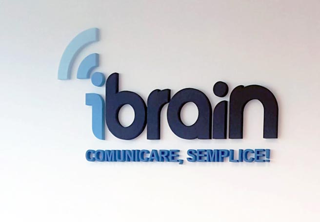 Murofania composta da logo, scritta e pay off,posizionata sulla parete ufficio iBrain