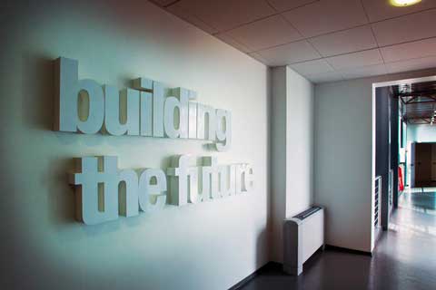 Scritta installata sulla parete del corridoio Building the Future