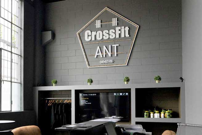 Scritta installata su una parete del centro CrossFit Ant