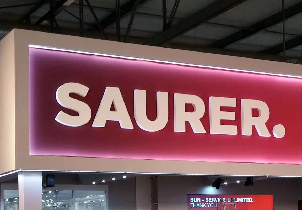Scritta gigante in polistirolo 3D personalizzata per fiera Saurer - progetto versione Total White