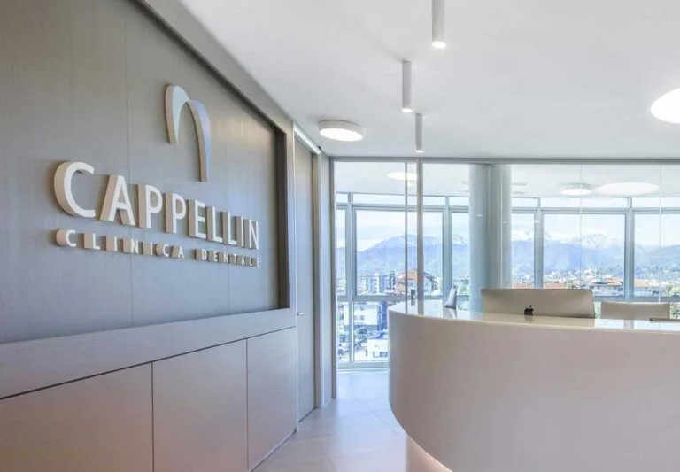 Scritta in polistirolo 3D personalizzata per reception clinica dentale Cappelin - progetto versione Prestige