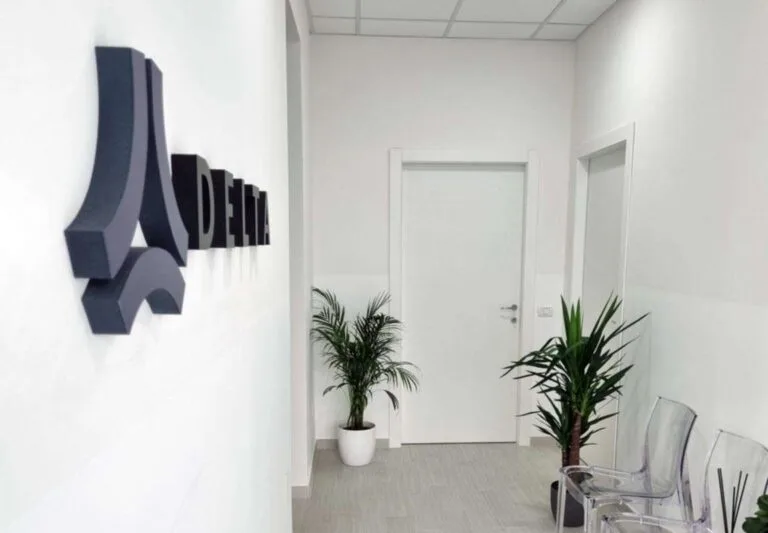 Scritta in polistirolo 3d personalizzata per corridoio Delta - progetto versione Prestige Plus