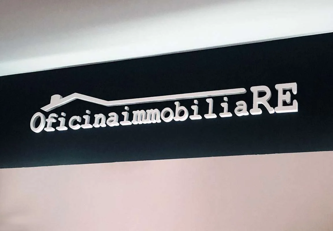Scritte in polistirolo 3d personalizzate per agenzia immobiliare OficinaimmobiliaRE - progetto versione Total White
