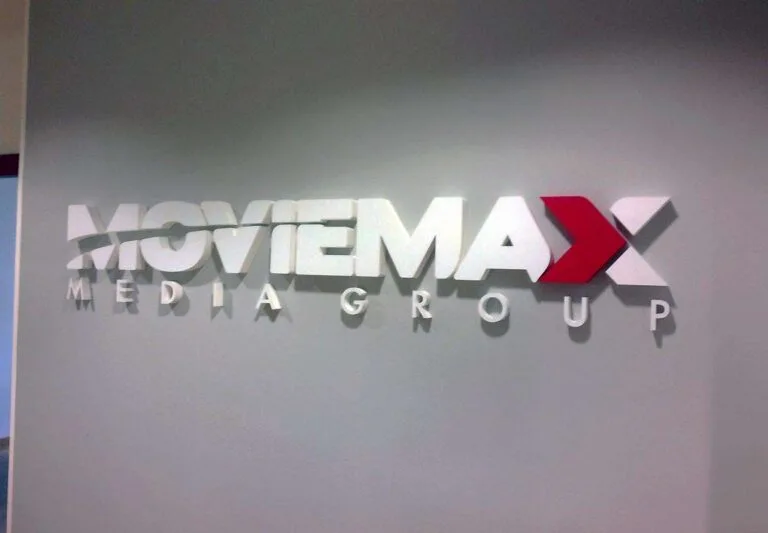 Scritte in polistirolo 3d per corridoio d'ingresso ufficio MovieMax - progetto versione Premium