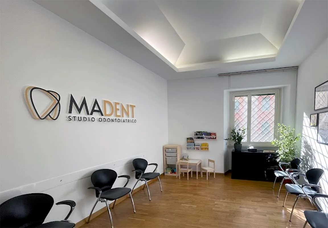 Scritte in polistirolo 3d personalizzate per studio odontoiatrico Madent - progetto versione Prestige