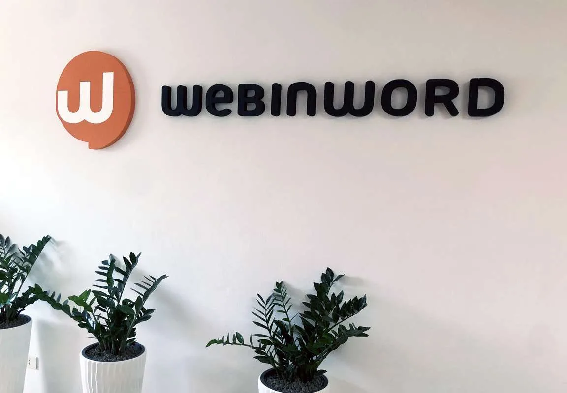 Scritte in polistirolo 3d personalizzate per l'ingresso aziendale di Webinword - progetto versione Prestige Plus