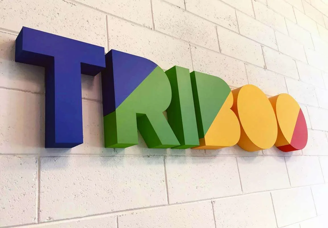 Logo + Scritte 3D Prestige XL su muro showroom