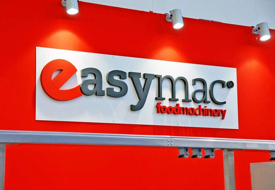 Logo + Scritte 3D Smart M su parete stand fiera