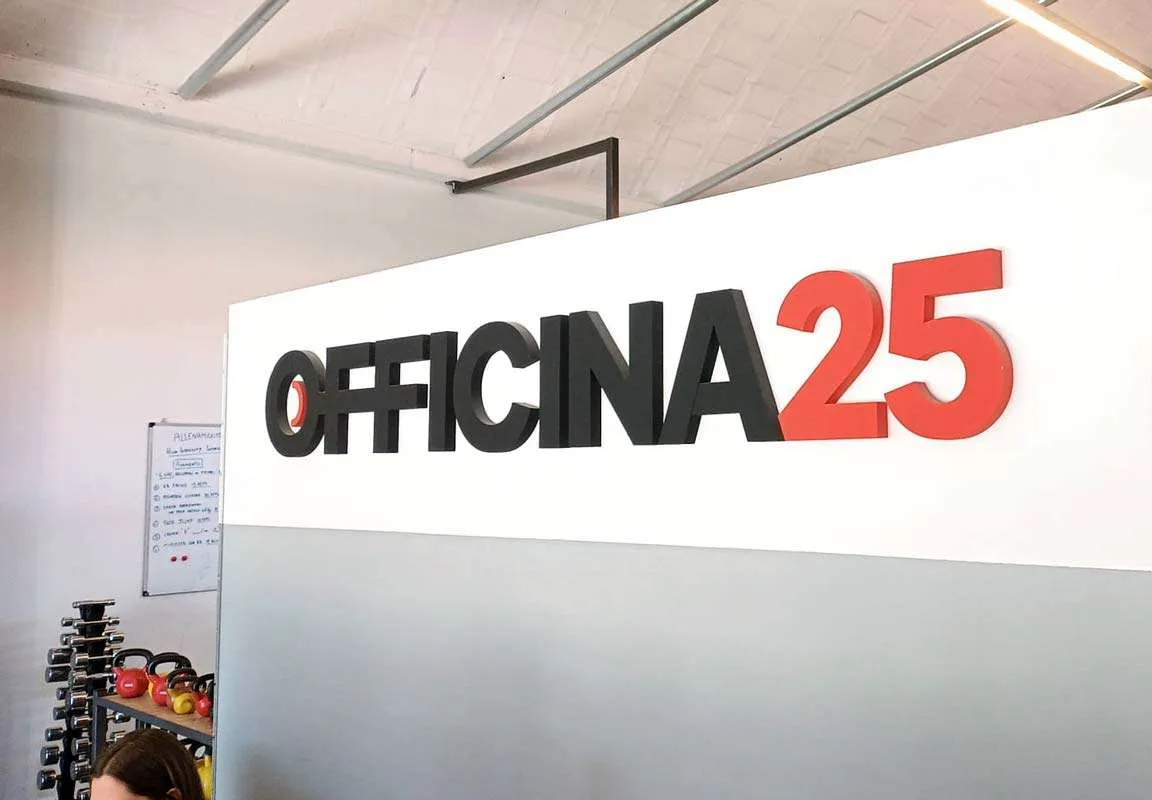 Logo + Scritte 3D Smart M su parete divisoria cartongesso